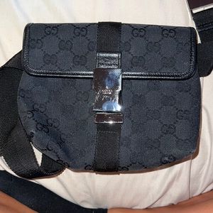 Barley used Gucci Fanny belt bag
